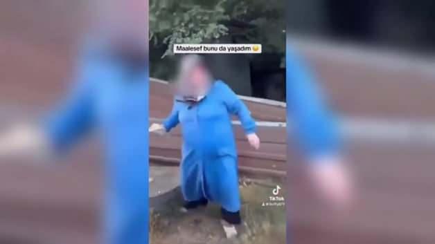 Köpeksever kadın mahalleliyle kavga etti: Aslında size köpek gibi muamele yapmak lazım Köpeksever kadın mahalleliyle kavga etti: Aslında size köpek gibi muamele yapmak lazım