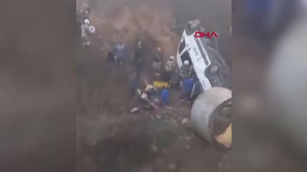 Tuzla’da kahreden kaza: Minibüs şarampole uçtu Tuzla’da kahreden kaza: Minibüs şarampole uçtu