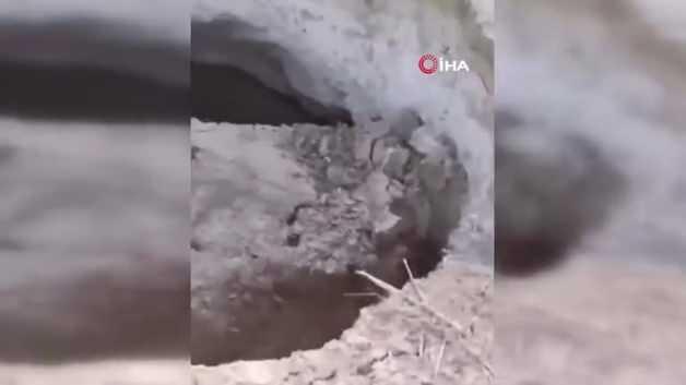 Aksaray’ın eskil ilçesinde dev obruk oluştu, vatandaşlar endişeli Aksaray’ın eskil ilçesinde dev obruk oluştu, vatandaşlar endişeli