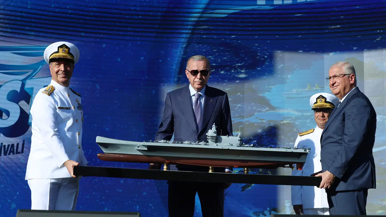 Sosyal medyada gündem olan ‘masa taşıma’ görüntüleri: Bir ucundan Bakan Güler, bir ucundan general tuttu… – Son Dakika Siyaset Haberleri