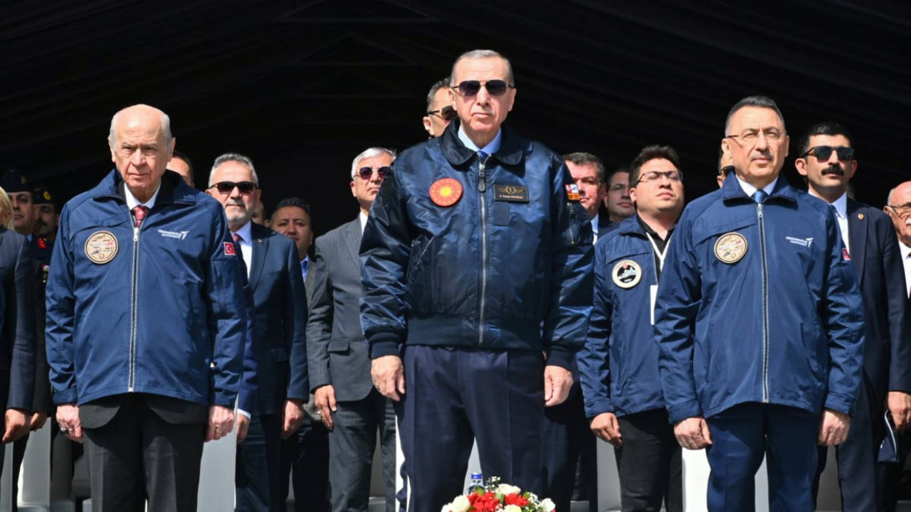Ertuğrul Özkök: Top Gun gözlüklü Erdoğan posterinin fiyatında indirime gidilmesi ne anlama geliyor