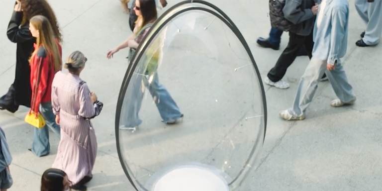 Diesel, “Egg Hunt” ile Milano Moda Haftası’nda Podyumu Sokağa Taşıyor: Şehirde Bir Yumurta Avı Başlıyor