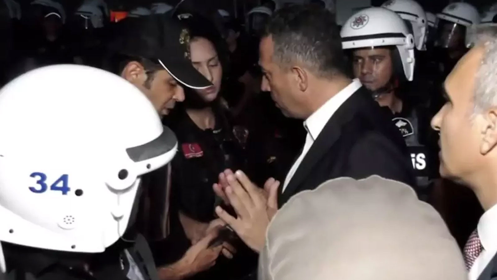 CHP İstanbul İl Başkanlığı önünde hareketli anlar! Çevik kuvvet ekipleri geldi arbede çıktı