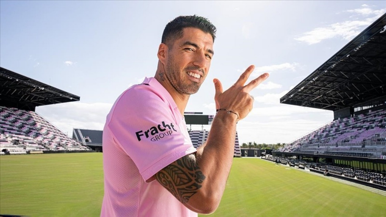 Luis Suarez tükürme olayı nedeniyle 3 lig maçından men edildi