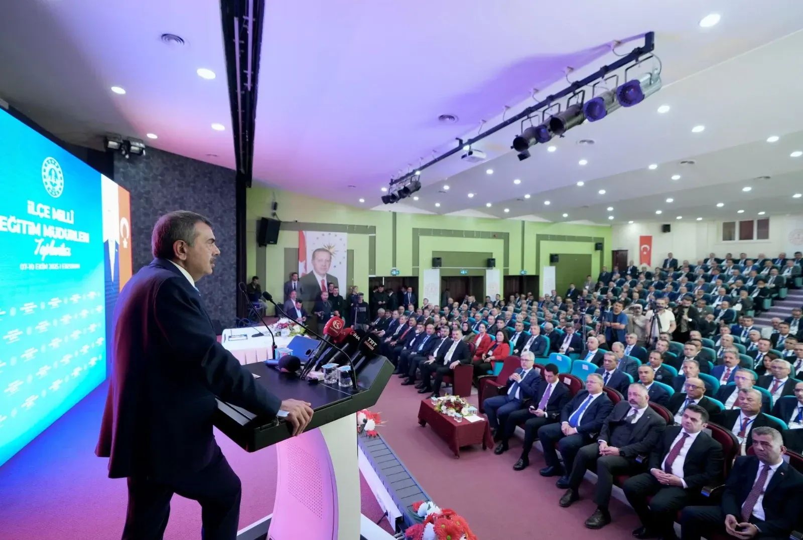 Yusuf Tekin, 300 İlçe Milli Eğitim Müdürü İle Bir Araya Geldi Yusuf Tekin, 300 İlçe Milli Eğitim Müdürü İle Bir Araya Geldi