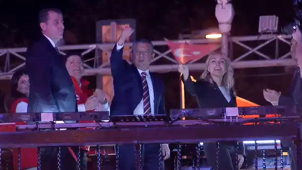 On binler Kadıköy’de Cumhuriyet için yürüdü! Özgür Özel’den dikkat çeken ‘laiklik’ vurgusu! – Son Dakika Siyaset Haberleri On binler Kadıköy’de Cumhuriyet için yürüdü! Özgür Özel’den dikkat çeken ‘laiklik’ vurgusu! – Son Dakika Siyaset Haberleri