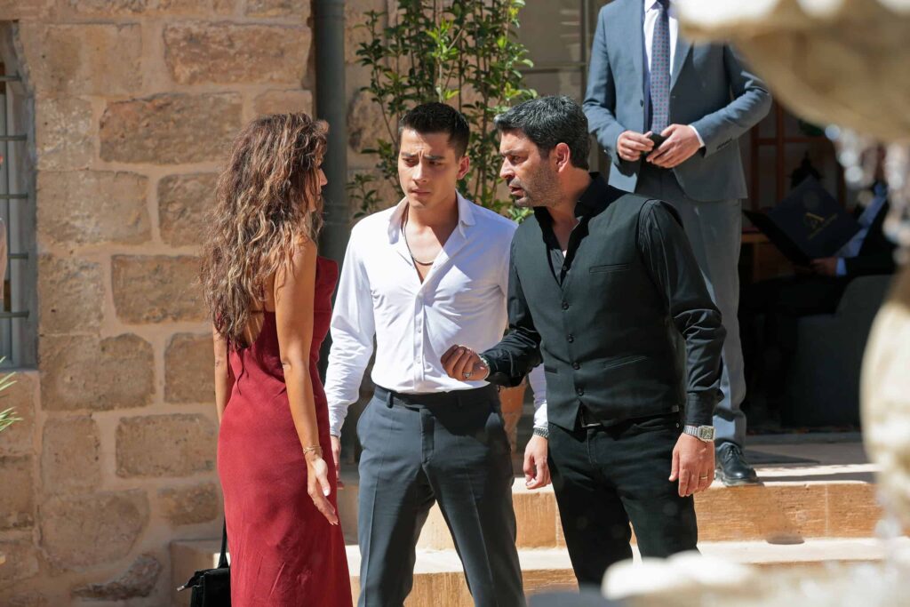 Uzak Şehir’in fenomen karakteri Cihan Albora’yı canlandıran Ozan Akbaba: “Midyat’ta dizi çekmek bizim için büyük şans!” Uzak Şehir’in fenomen karakteri Cihan Albora’yı canlandıran Ozan Akbaba: “Midyat’ta dizi çekmek bizim için büyük şans!”