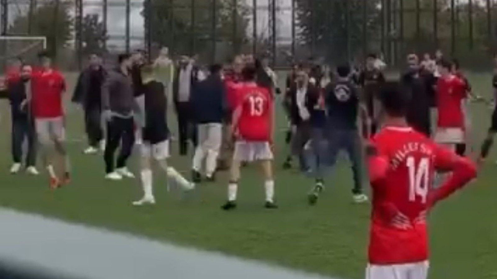 Bursa’da U16 maçındaki kavga! O anlar kamerada Bursa’da U16 maçındaki kavga! O anlar kamerada