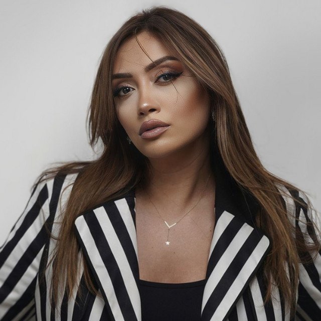 İlkim Aydın “Yalanlarındayım” İlkim Aydın “Yalanlarındayım”