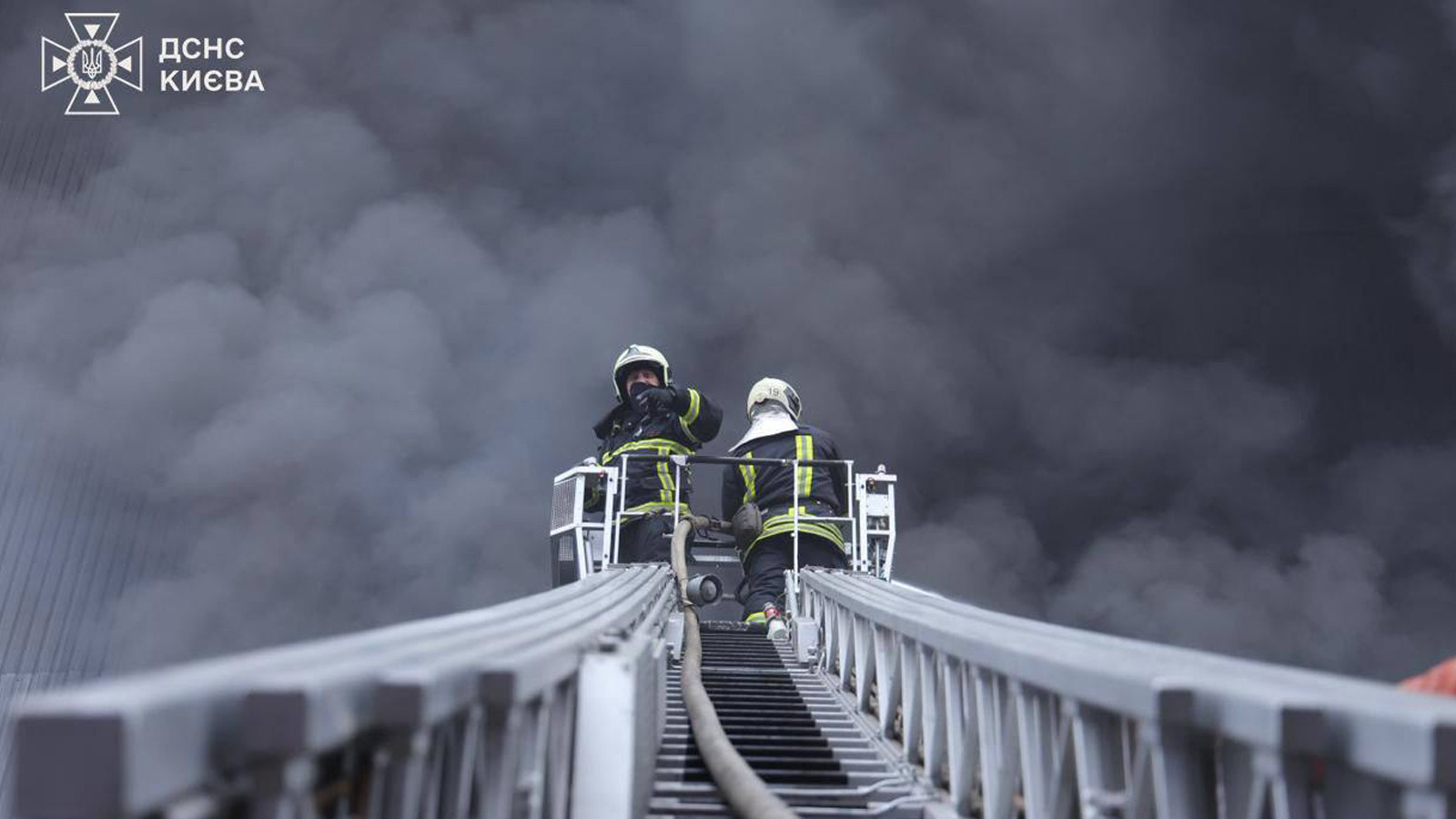 Kiev’e düzenlenen füze saldırısı sonrası yangın çıktı: Ölü ve yaralılar var Kiev’e düzenlenen füze saldırısı sonrası yangın çıktı: Ölü ve yaralılar var