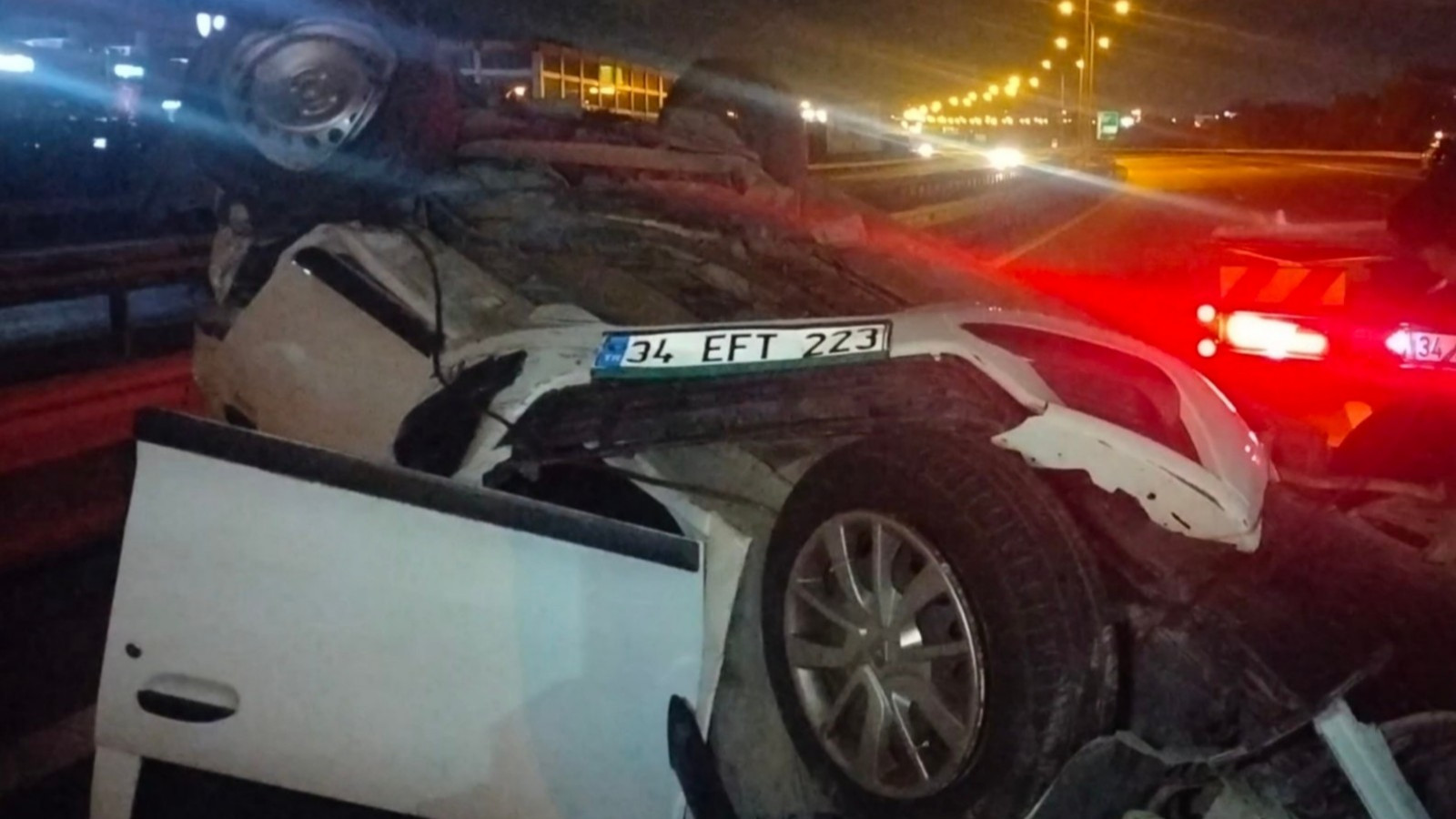 Sancaktepe’de bir otomobilin arkadan çarptığı araç takla attı: 4 yaralı  Sancaktepe’de bir otomobilin arkadan çarptığı araç takla attı: 4 yaralı