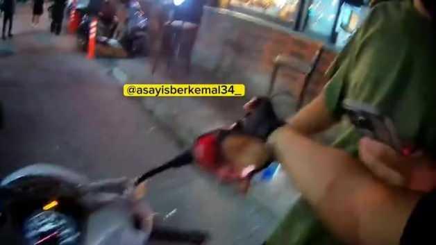 Yolun ortasında yürüyen magandalar motosikletli genci dövdü Yolun ortasında yürüyen magandalar motosikletli genci dövdü