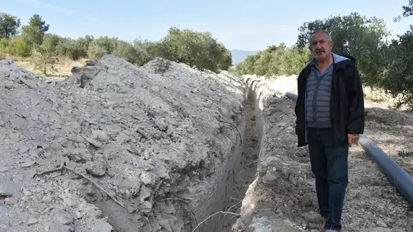 DSİ, emekli öğretmenin bahçesine 100 metrelik kanal açtı: ‘Bu eşkıyalık, başka bir şey değil!’ – Son Dakika Siyaset Haberleri