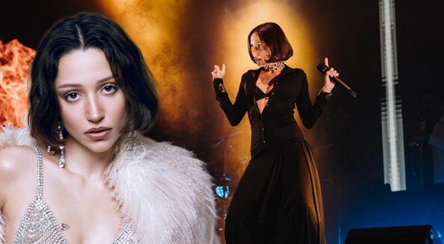 Zeynep Bastık sahnede çileden çıktı: Bu sevgi gösterisi değil Zeynep Bastık sahnede çileden çıktı: Bu sevgi gösterisi değil