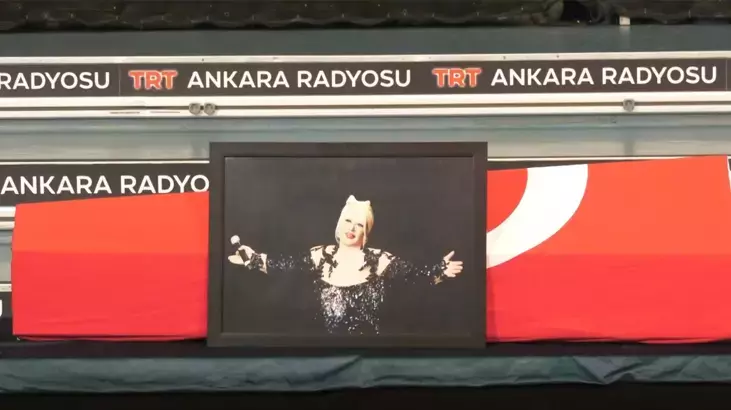 Usta sanatçı Muazzez Abacı’ya veda töreni düzenlendi Usta sanatçı Muazzez Abacı’ya veda töreni düzenlendi