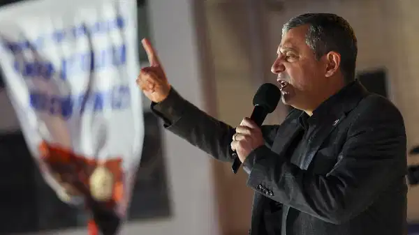 Özgür Özel Sultanbeyli’de İmamoğlu’na Destek Verdi Özgür Özel Sultanbeyli’de İmamoğlu’na Destek Verdi