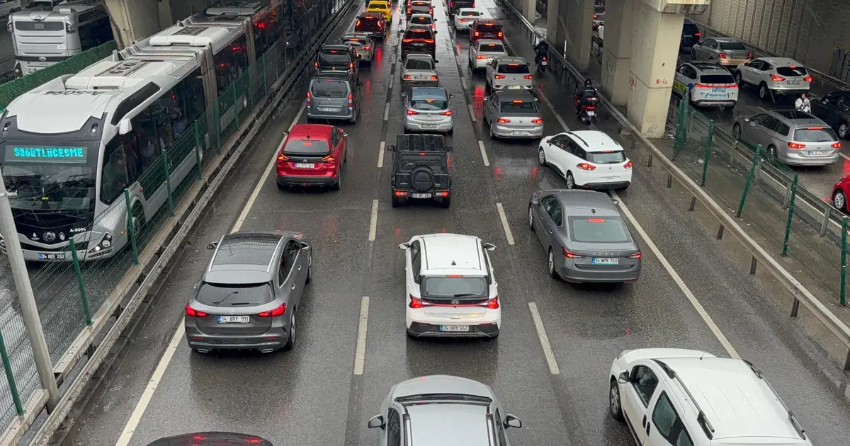 İstanbul’da yağmur sonrası trafik yoğunluğu yüzde 90’a İstanbul’da yağmur sonrası trafik yoğunluğu yüzde 90’a