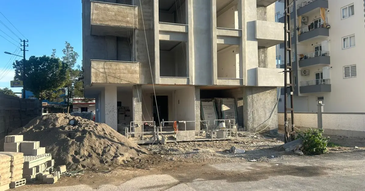 Adana’da İnşaat İşçisi 4. Kattan Düşerek Hayatını Kaybetti Adana’da İnşaat İşçisi 4. Kattan Düşerek Hayatını Kaybetti