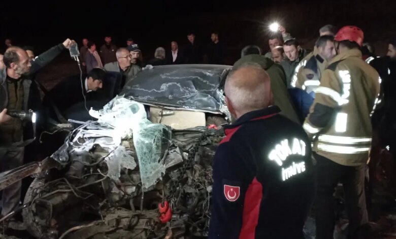 Tokat’ta TIR’a çarpan otomobil hurda haline geldi