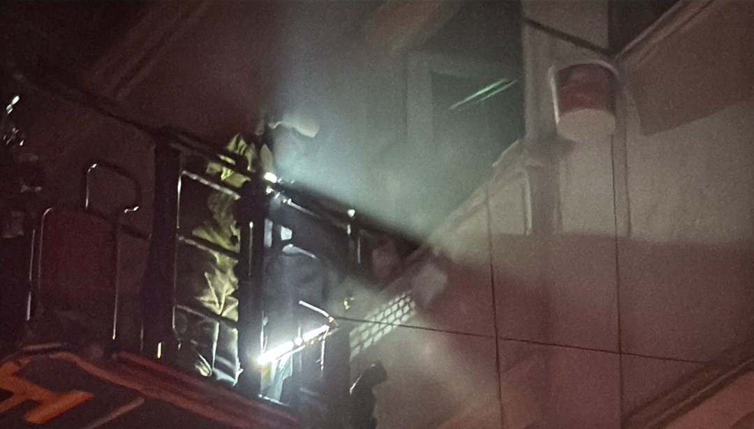 Beyoğlu’nda korkutan yangın: Mahsur kalan 4 kişi kurtarıldı Beyoğlu’nda korkutan yangın: Mahsur kalan 4 kişi kurtarıldı