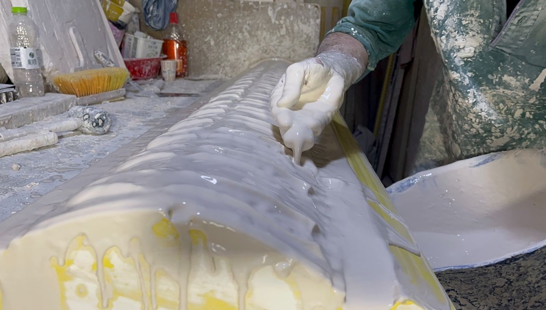 Babasından öğrendi, 37 yıldır bu işi yapıyor: Alçıyı sanat eserine dönüştürüyor Babasından öğrendi, 37 yıldır bu işi yapıyor: Alçıyı sanat eserine dönüştürüyor