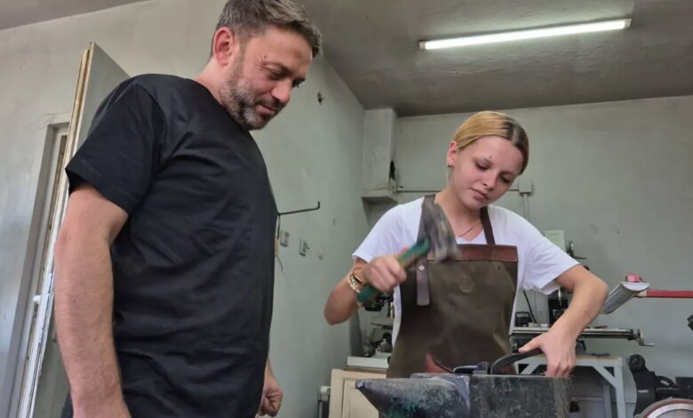 Usta Sanatçı, Kızına Zanaatını Aktarıyor