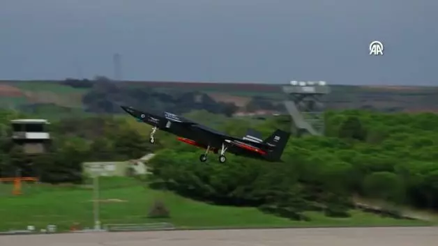 Bayraktar KIZILELMA simüle atışta F-16’ya kilitlendi tam isabetle imha etti