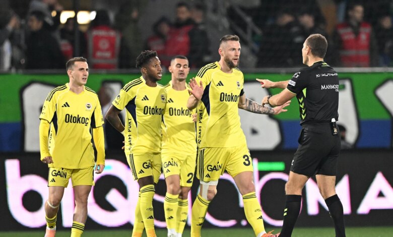 Çaykur Rizespor-Fenerbahçe Maçında Tartışmalı Hakem Çaykur Rizespor-Fenerbahçe Maçında Tartışmalı Hakem