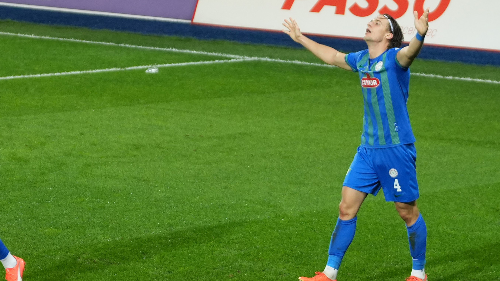 Fatih Karagümrük’e bir darbe de Rizespor’dan Fatih Karagümrük’e bir darbe de Rizespor’dan